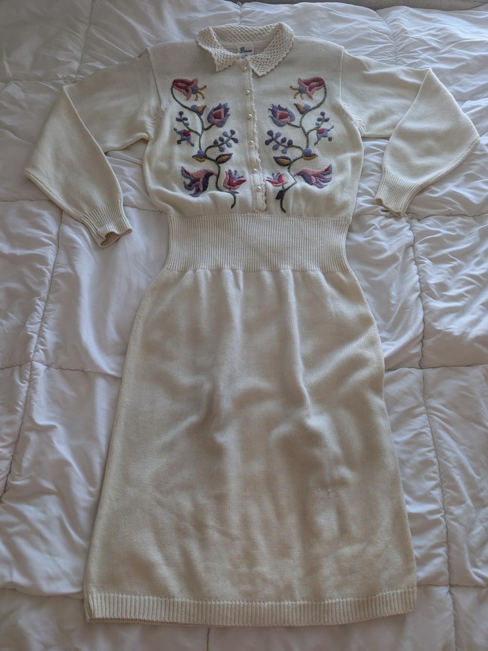 Vintage 80s Darian Floral Crewel Embroidered Crochet Collar Sweater